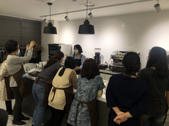 서울 중구청이 공모를 거쳐 실시한 한부모 여성 바리스타 양성 프로그램에 구민들이 참여한 모습.[사진=서울 중구 제공]